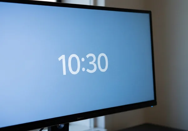 Time Screen in full-screen mode showing a minimalist digital clock.